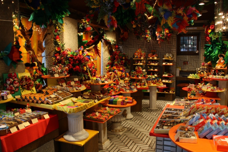 vitrine-GUILLAUMES-min_candy_store_chocolate_shop_chocolate_switzerland-393515