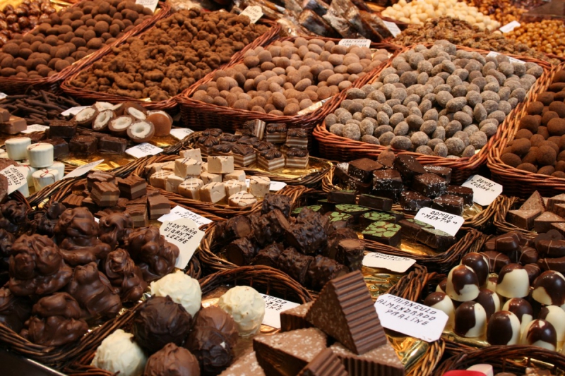 vitrine-GUILLAUMES-min_chocolates_chocolate_nibble_sweetness_fine_chocolates_gourmet_candy_brand-752083