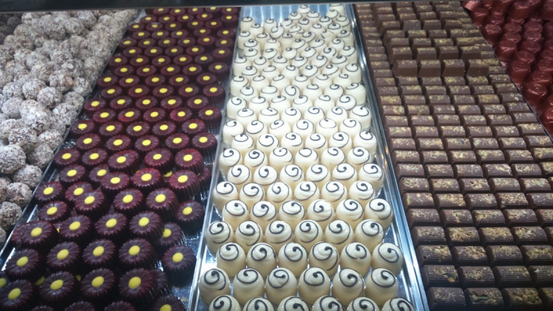 vitrine-GUILLAUMES-min_chocolates_milk_chocolate_white_chocolate_truffles_candy_food_treat_cacao-1213769