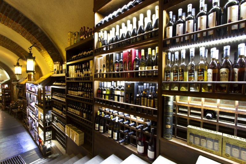 vitrine-GUILLAUMES-min_world_street_travel_shop_canon_georgia_wine_bottles-429767